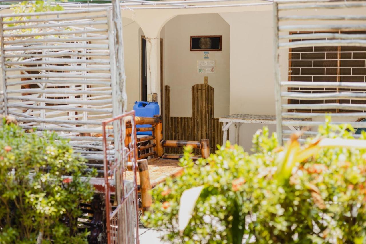 Amami Garden Hostel Puerto Galera Eksteriør billede